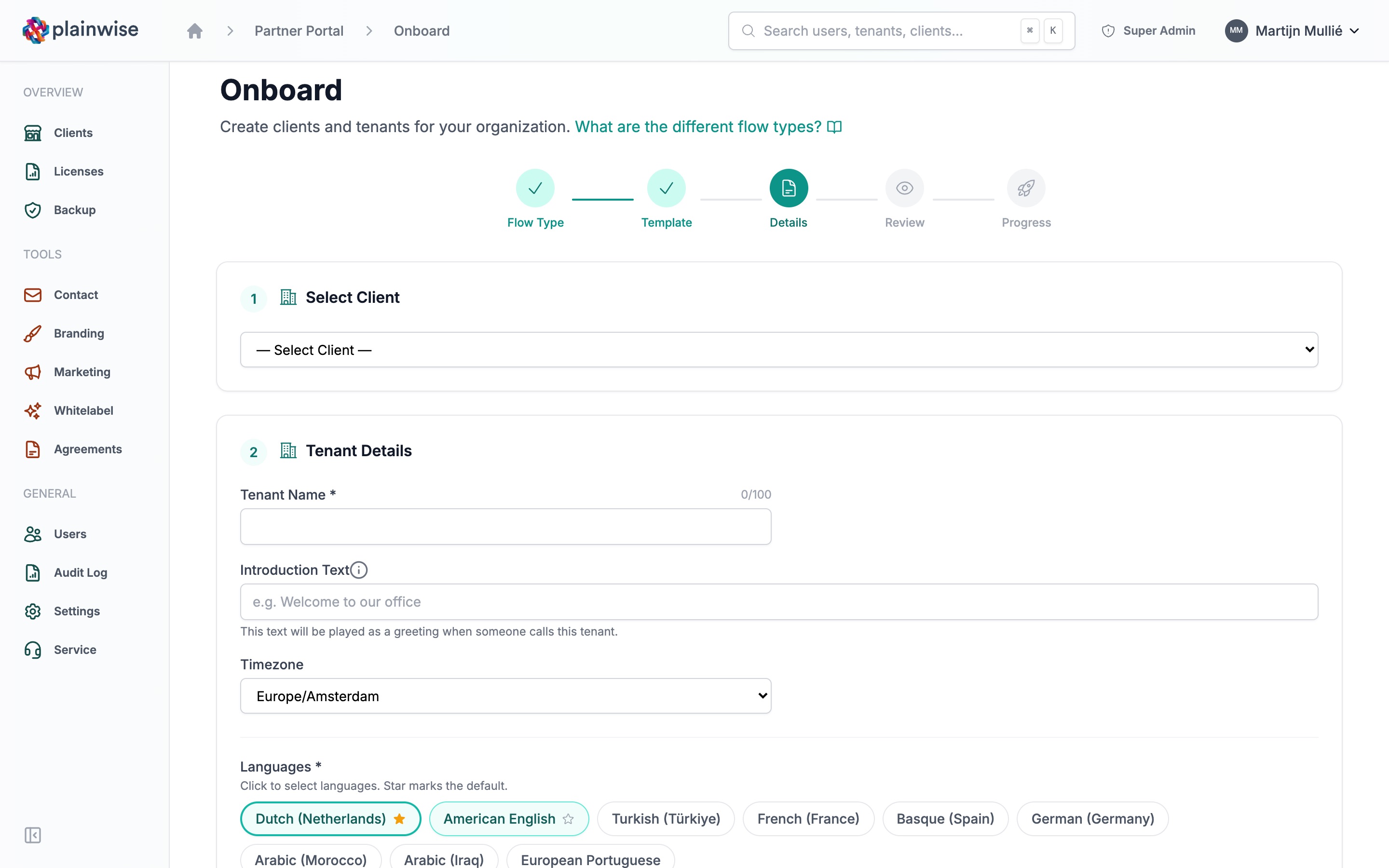 De onboarding-wizard in vijf stappen met templatekeuze en voortgang